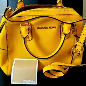 Michael Kors cute Yellow shoulder/Hand Bag